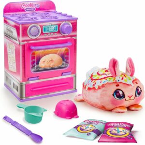 Cookeez Makery Juego de horno Cinnamon Treatz. Mezcla y haz un mejor amigo de peluche. Coloca tu masa en el horno y sorpréndete cuando salga un amigo de peluche cálido, perfumado, interactivo. ¿Qué harás?