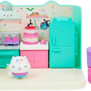 Gabby's Dollhouse Casa de muñecas, Cocina para Hornear con Pastelillo, con Figura y 3 Accesorios, 3 Muebles y 2 entregas, Juguetes para niños a Partir de 3 años