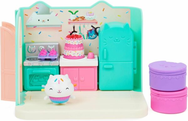 Gabby's Dollhouse Casa de muñecas, Cocina para Hornear con Pastelillo, con Figura y 3 Accesorios, 3 Muebles y 2 entregas, Juguetes para niños a Partir de 3 años