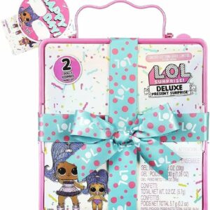 LOL Sorpresa Deluxe Presente Sorpresa
¡Desembala el regalo perfecto con el nuevo LOL Surprise Deluxe Present Surprise que viene con una muñeca Slumber Queen de edición limitada y su Lil Sister, Lil Slumber Queen! Lo has adivinado: ¡este regalo sorpresa de lujo tiene un tema de fiesta de pijamas! Cada paquete viene ya envuelto en un fabuloso paquete de regalo con un lazo y una etiqueta para un mensaje especial.