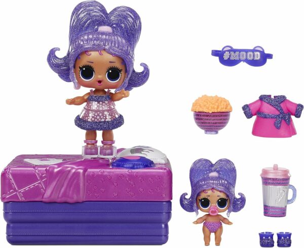 LOL Sorpresa Deluxe Presente Sorpresa
¡Desembala el regalo perfecto con el nuevo LOL Surprise Deluxe Present Surprise que viene con una muñeca Slumber Queen de edición limitada y su Lil Sister, Lil Slumber Queen! Lo has adivinado: ¡este regalo sorpresa de lujo tiene un tema de fiesta de pijamas! Cada paquete viene ya envuelto en un fabuloso paquete de regalo con un lazo y una etiqueta para un mensaje especial. - Imagen 6