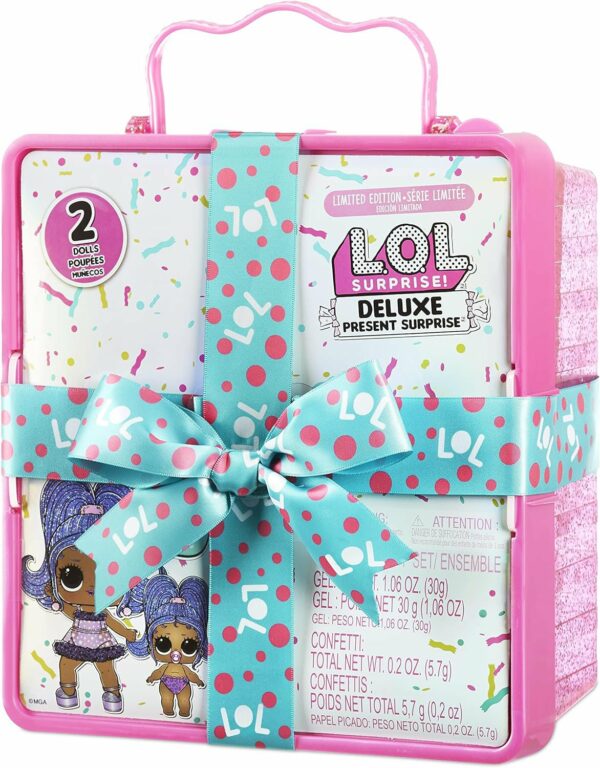 LOL Sorpresa Deluxe Presente Sorpresa
¡Desembala el regalo perfecto con el nuevo LOL Surprise Deluxe Present Surprise que viene con una muñeca Slumber Queen de edición limitada y su Lil Sister, Lil Slumber Queen! Lo has adivinado: ¡este regalo sorpresa de lujo tiene un tema de fiesta de pijamas! Cada paquete viene ya envuelto en un fabuloso paquete de regalo con un lazo y una etiqueta para un mensaje especial. - Imagen 2
