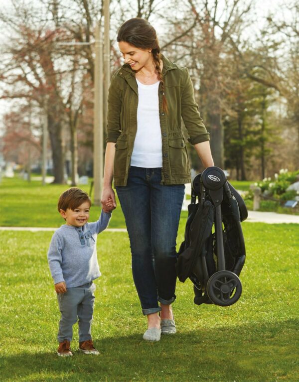 Carrito con Baby Seat Fast Action SE Redmond
El Carrito + Baby seat FastAction SE cuenta con un pliegue 25% más pequeño que el carrito FastAction actual. El pliegue de un segundo con una sola mano hace que transportar el cochecito en un momento sea más fácil que nunca, manteniendo tu otra mano libre para todo lo demás. - Imagen 10
