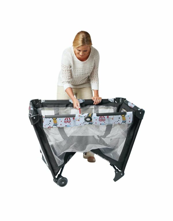 Cuna corralito Simple Solutions Cam
Corralito súper fácil de armar e ideal para transportar por su tamaño compacto. Viene con un cambiador incorporado para hacer más fácil el cambio de pañales o ropa del bebé. El corralito es apto para niños de hasta 89 cm. - Imagen 5