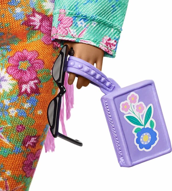 Muñeca de moda extra Barbie con trenzas largas y rosadas en chaqueta floral verde azulado con accesorios y mascota - Imagen 6