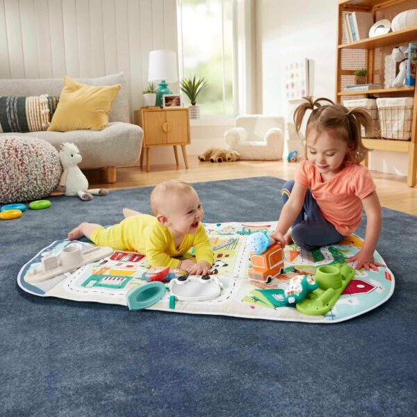 Fisher-Price Mantita Activity City Gym to Jumbo, gimnasio para niños pequeños y bebés con música, luces, vehículos de juguete y una mantita de juego extragrande - Imagen 4