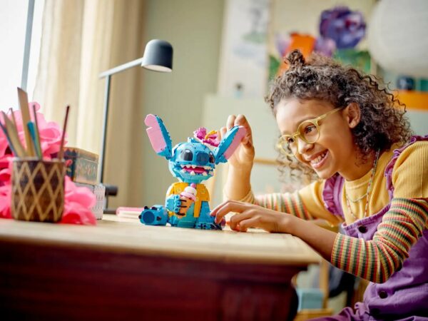 Juguete construible para niños y fans de Stitch 43249
Gracioso personaje de Lilo & Stitch
Tiene una camisa hawaiana, una flor y un helado de helado.
730piezas - Imagen 5
