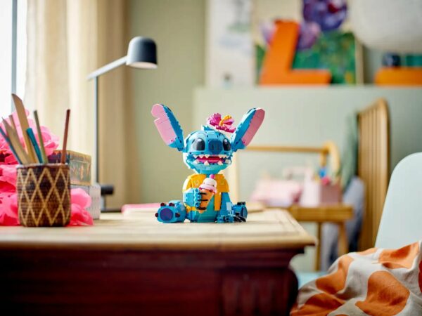 Juguete construible para niños y fans de Stitch 43249
Gracioso personaje de Lilo & Stitch
Tiene una camisa hawaiana, una flor y un helado de helado.
730piezas - Imagen 7