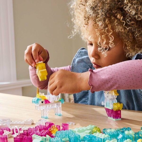 LEGO Classic Caja de Magia Transparente Juguete con Bricks de Colores para Construir, Modelos de Fantasía para Jugar y Exhibir, Set para Niñas y Niños de 5 Años o Más 11040 - Imagen 3