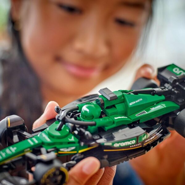 LEGO Speed Champions Auto de Carreras Aston Martin Aramco F1 AMR24 Set con vehículo, Modelo construible, Juego con 1 minifigura, Regalo Coleccionable para niños y niñas 77245 - Imagen 2