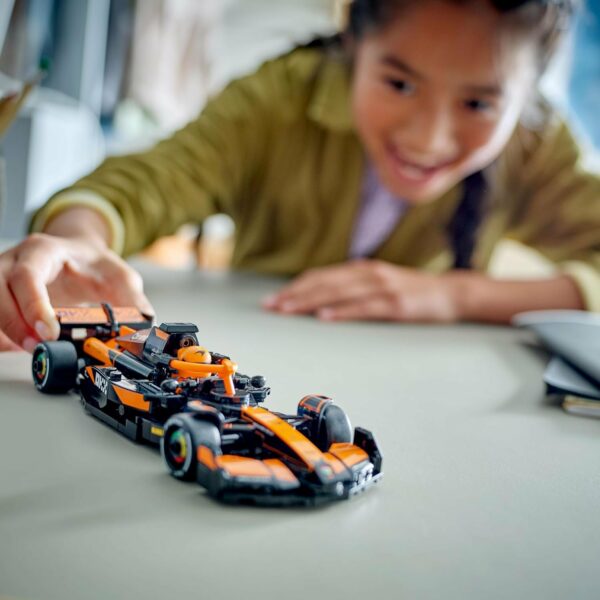 LEGO Speed Champions Auto de Carreras McLaren F1 Team MCL38 Set con vehículo, Modelo construible, Kit con 1 minifigura, Juego y Regalo Coleccionable para niños y niñas 77251 - Imagen 4