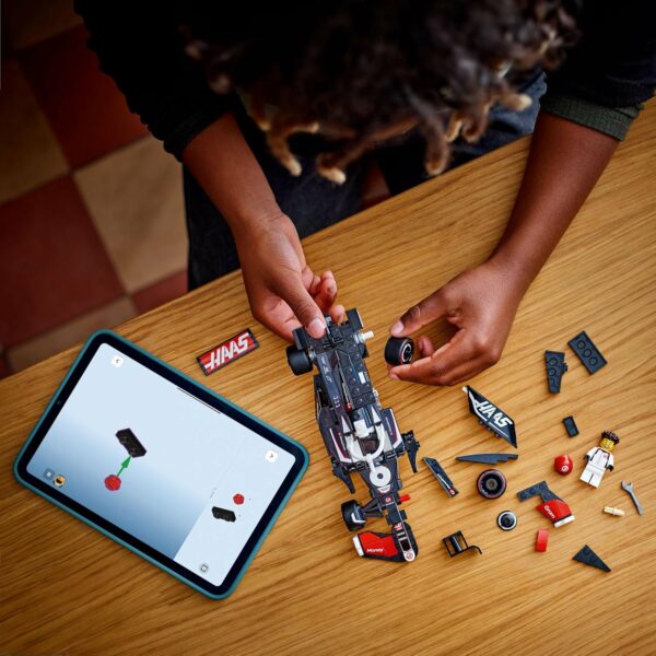 LEGO Speed Champions Auto de Carreras MoneyGram Haas F1 Team VF-24 Vehículo de Juguete con 1 minifigura, Modelo construible, Regalo Coleccionable para niños y niñas 77250 - Imagen 6