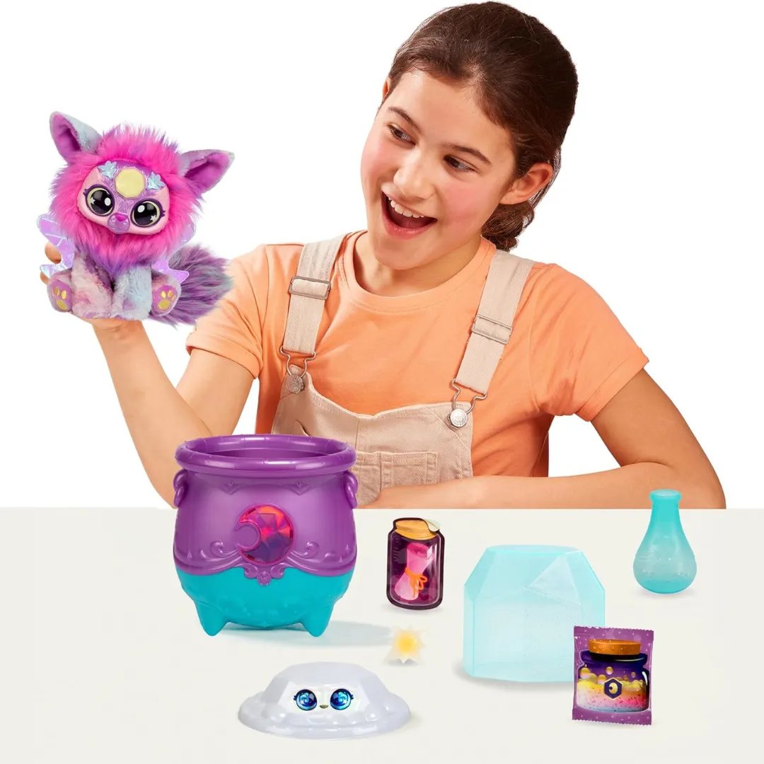 Magic Mixies Caldera Mediana Magical Gem Surprise Sun
¡Crea sorpresas mágicas con la Magic Mixies Caldera Mediana Magical Gem Surprise “Sun”! Este set permite a los niños mezclar ingredientes para hacer aparecer gemas brillantes. Perfecto para fomentar la creatividad y la magia, ofrece horas de diversión con resultados sorprendentes. ¡Ideal para coleccionar! - Imagen 2