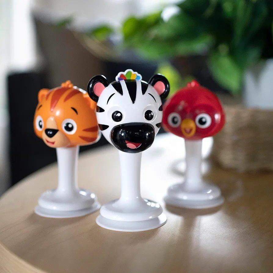 Baby Einstein Rattle & Jingle Trio - Juego de sonajeros musicales para llevar para silla alta a partir de 6 meses, multicolor, 3 unidades - Imagen 2