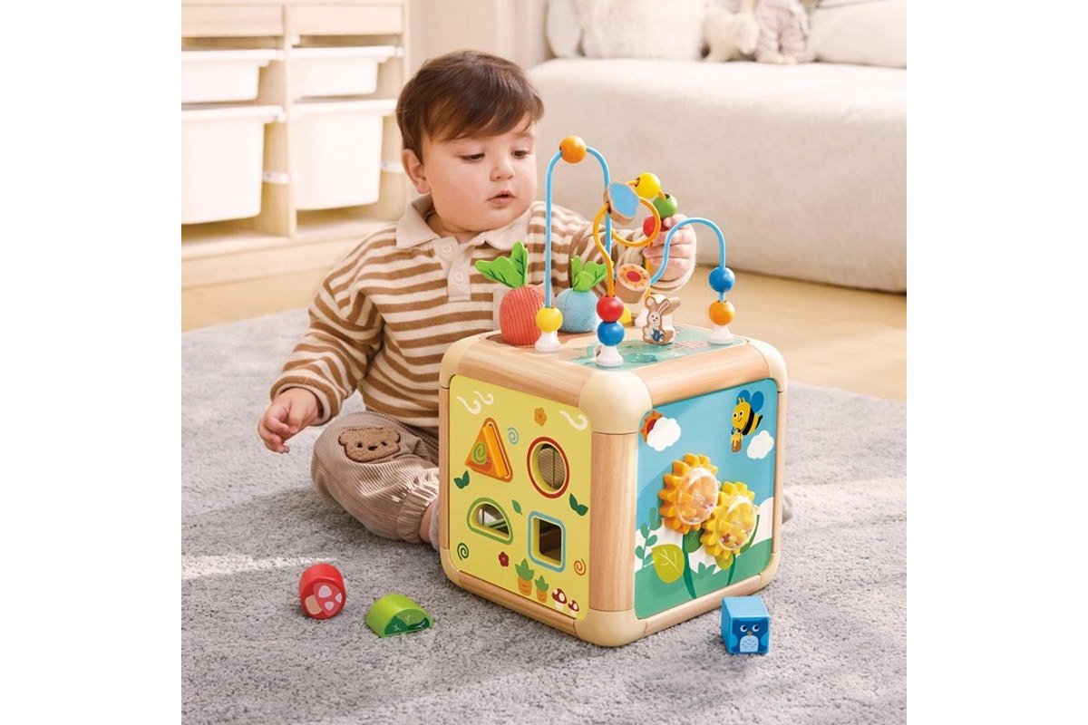 Cubo de actividades de Hape con forma de zanahoria, juguete educativo de madera con temática de la naturaleza - Imagen 3